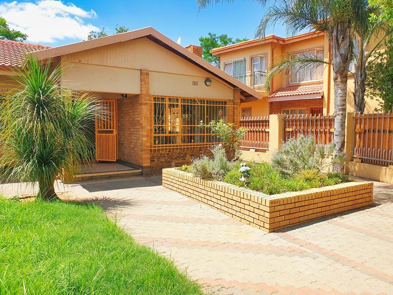 hoa access to backyard rules